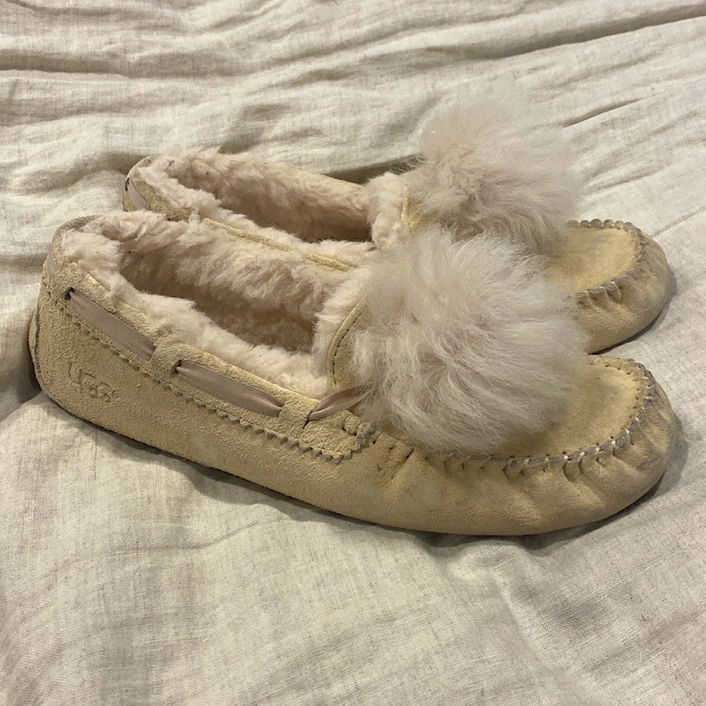 Ugg Women’s Dakota Pom Pom Moccasin